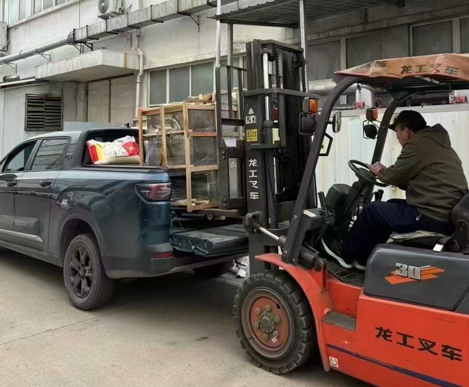 安徽客戶考察試機小型電磁炒貨機現(xiàn)場拉走