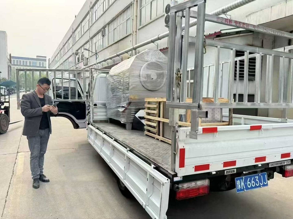 山西客戶訂購的許昌智工電磁炒貨機裝車發(fā)貨