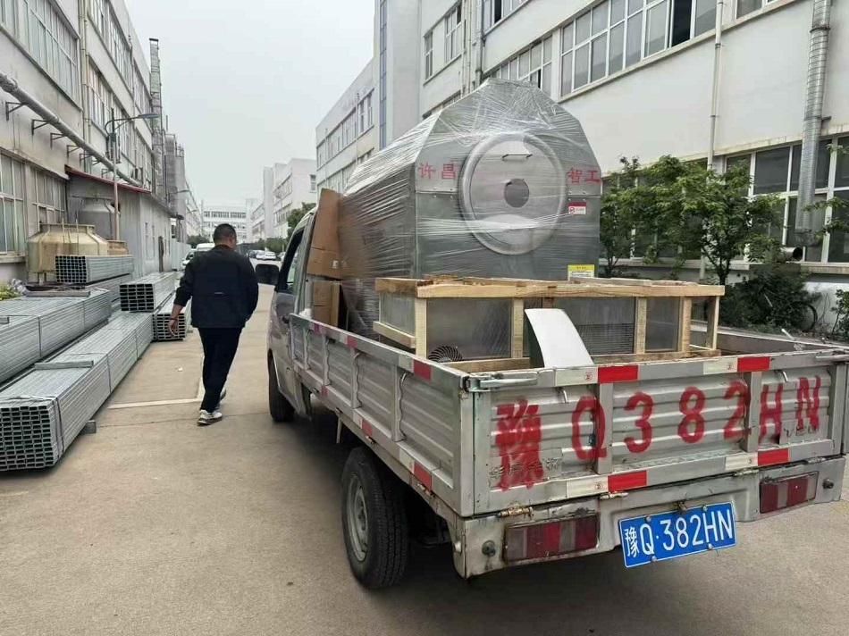 客戶訂購的100斤多功能電磁炒貨機裝車發(fā)貨